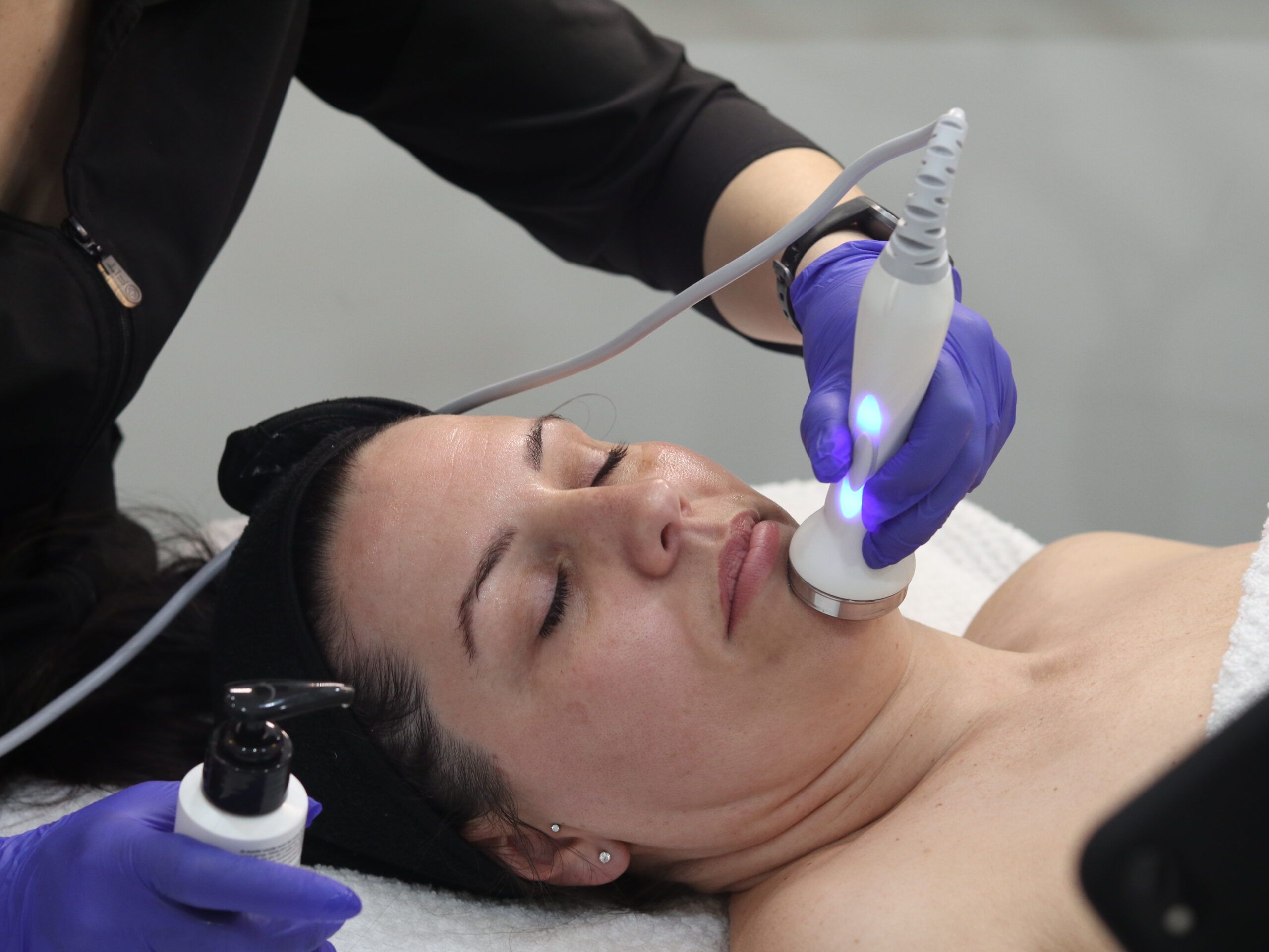 Hydrafacial machine skin care classes for estheticians - practicing on model