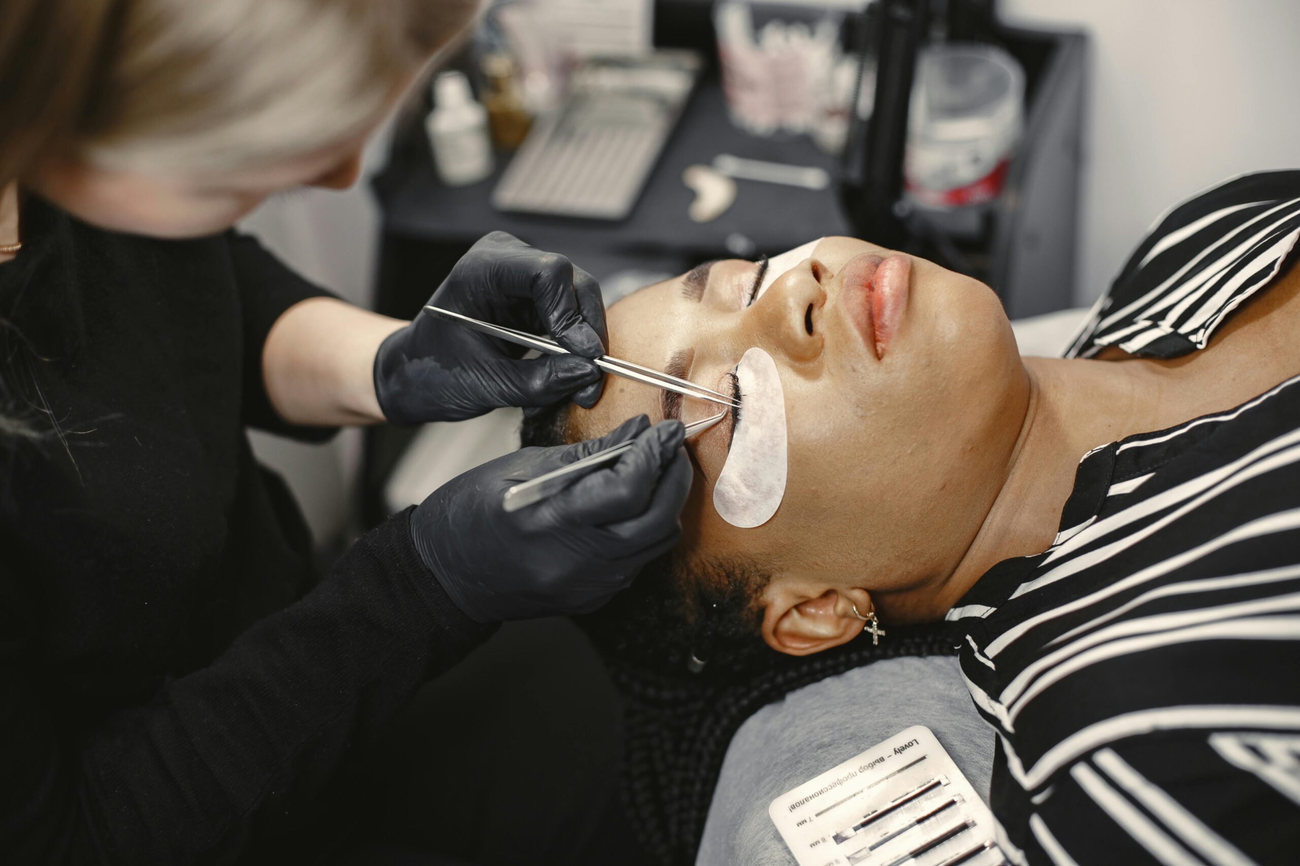 Winnipeg student doing lashes during lash courses in Winnipeg (stock image)