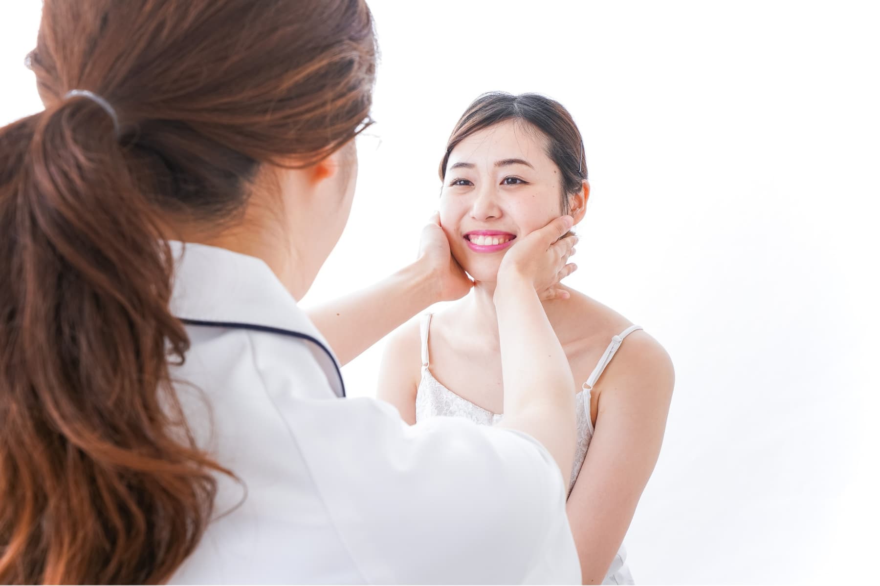 Skincare professional examining a client’s face to determine skin concerns and recommend the best skincarconsultatione ingredients for their routine.